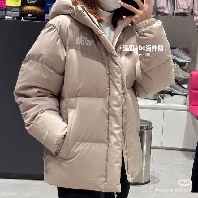 The North Face 北面24冬款三色刺绣logo连帽韩国代购防水防风鸭绒羽绒服 货号：Nj1D 户外界中的第一品牌！！ 此款为情侣款连帽设计羽绒服，海