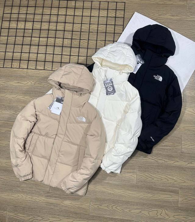 The North Face 北面24冬款三色刺绣logo连帽韩国代购防水防风鸭绒羽绒服 货号：Nj1D 户外界中的第一品牌！！ 此款为情侣款连帽设计羽绒服，海