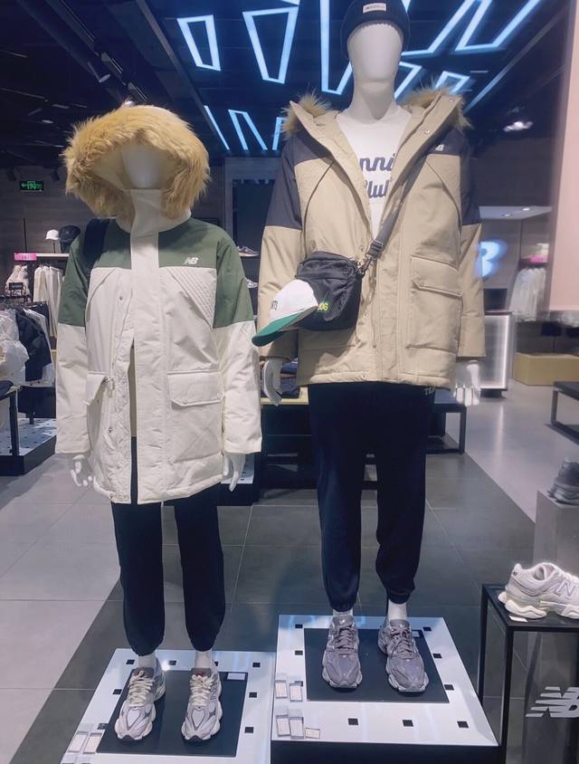 New Balance Nb冬季新男女工装中长款连帽羽绒服 明星同款 一件羽绒服，挑战日系复古、休闲、通勤等！ 寒冷的季节，一款温暖且时尚的羽绒外套简直是解决穿