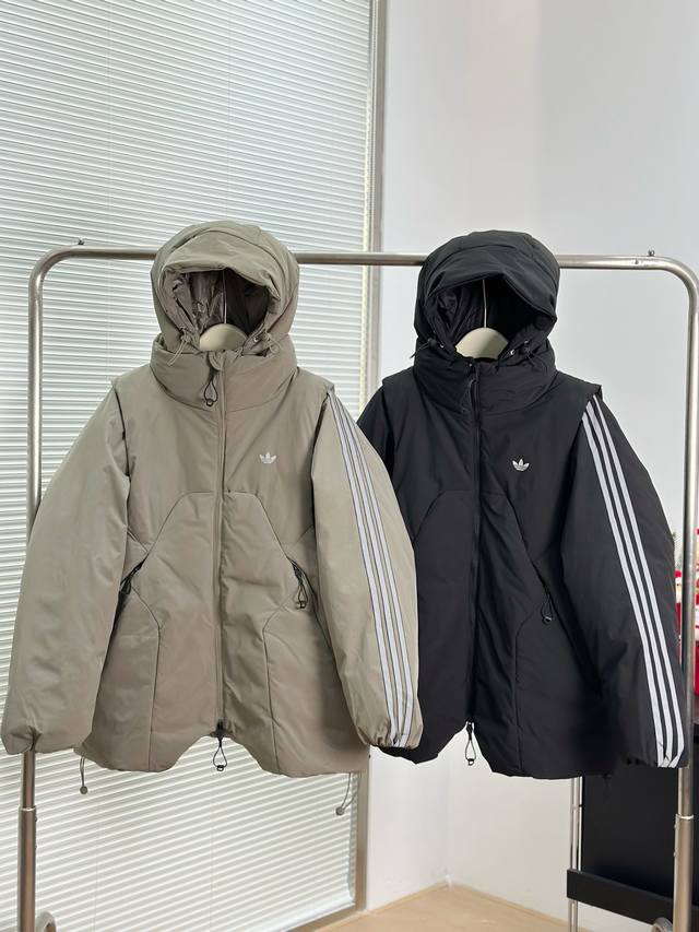 供 Adidas Originals X Hamcus 联名三叶草 废土风纯色三条纹logo可拆卸一衣多穿连帽羽绒服 全身可解构，帽子，袖子都可拆，后背还有一对