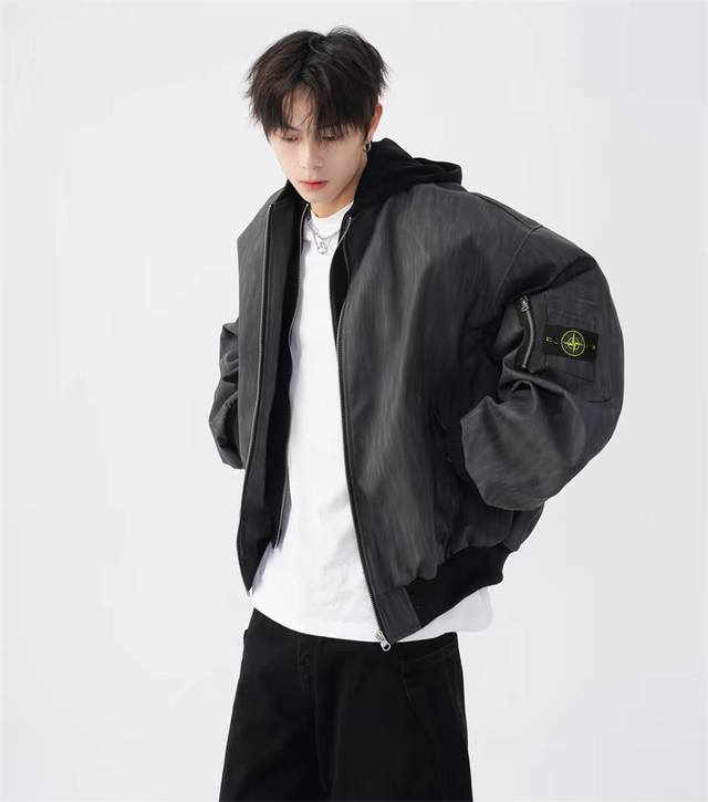 品控款 #Stone Island 石头岛 Fw24秋季新款复古棒球服假两件连帽pu皮纹理夹克外套情侣款 –采用软滑的pu皮材质 手感柔软 垂感好，面料舒适透气