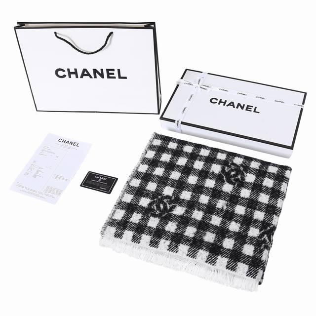 Chanel 格纹灰白围巾-经典格子非常的低调奢华，精致大气的简约设计，高级时髦精必入推荐，上身的感觉真的散发非凡的气质香奶奶独有的高级优雅，稳稳的“高段位”针