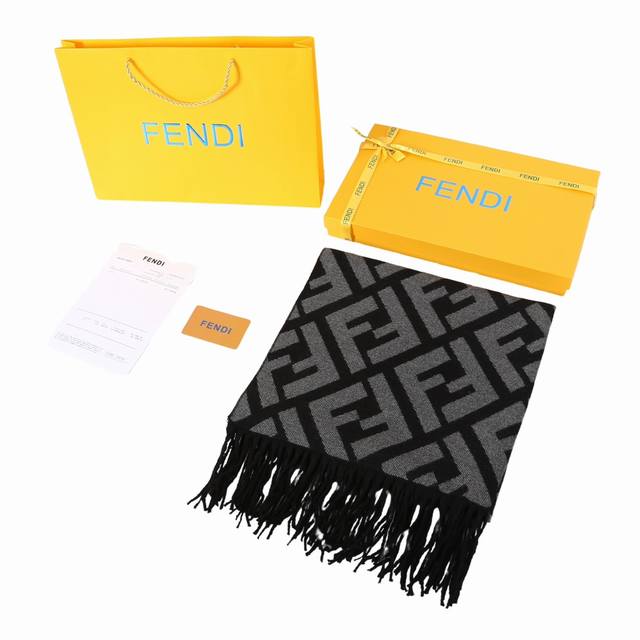 Fendi 芬迪 灰黑色logo满印围巾 上身气质upup，加厚款，柔和保暖，做工精美，芬迪双f的这款围巾超好看，必须推荐，老花非常时髦，一点儿不老气，男女同款