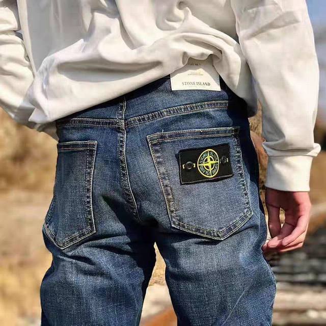 Stone Island 石头岛牛仔裤最经典畅销时装系列,男士休闲厚款 他家最擅长的时装牛仔裤如火纯情的裤型剪裁，恰到好处秋冬设计，自带莱卡柔，厚实，面料挺括，