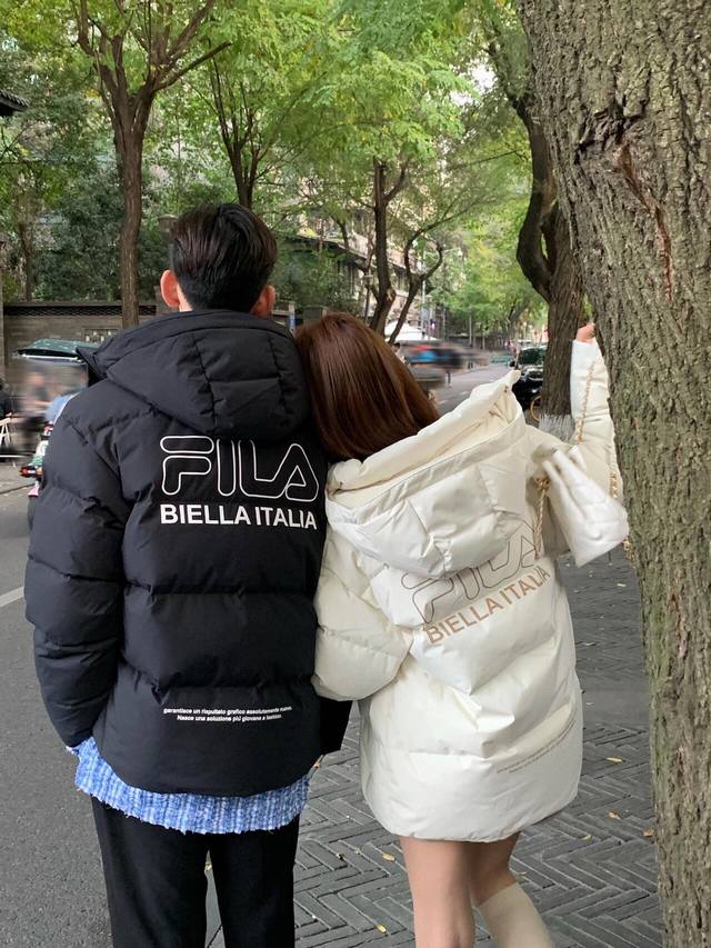 顶级品质 Fila多彩系列羽绒服 Fila斐乐多彩系列官方同款 脱卸连帽款羽绒服 顶级版本 男女同款 双层防绒胆布，杜绝跑绒，钻绒现象。 专柜一比一定制面辅料