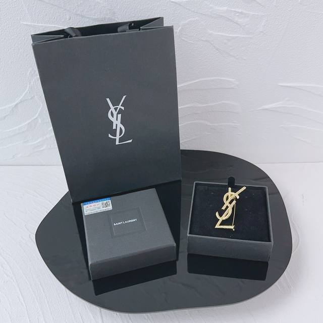 圣罗兰 Saint Laurent Bijoux Golden 胸针 复刻版 顶级原单复刻！专供代购版本附防伪贴！精心雕琢的 Ysl 字母，线条流畅，轮廓清晰，