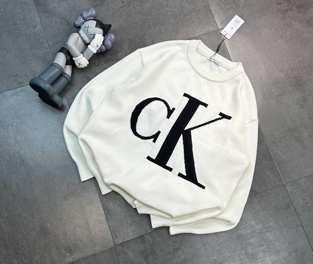 潮牌 Calvin Klein Ck新款秋冬女休闲舒适醒目大logo提花圆领套头针织毛衣！ 入秋啦！给小美女们找到暖和和软糯糯的毛衣哦 杏色，明亮甜美温柔黑色，