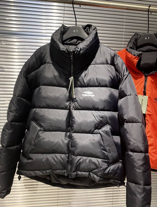 上新 纯黑色 上新 Blcg 23Fw 3Blogo双面棉服 原22,800购入，精选再生1Oo%聚酯纤维纱线制成，主身面料为400T再生尼龙面料，高密尼丝纺防