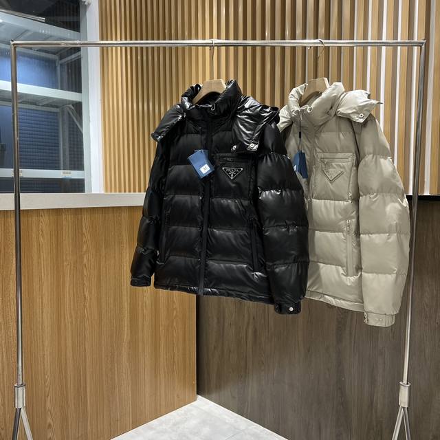 顶级品质非通货prada24年新款普拉达黑科技压胶羽绒服，秋冬新款高密度哑光漆面尼龙羽绒夹克，男女同款金属三角大标口袋可拆卸连帽立领羽绒服外套 P家新款羽绒服在