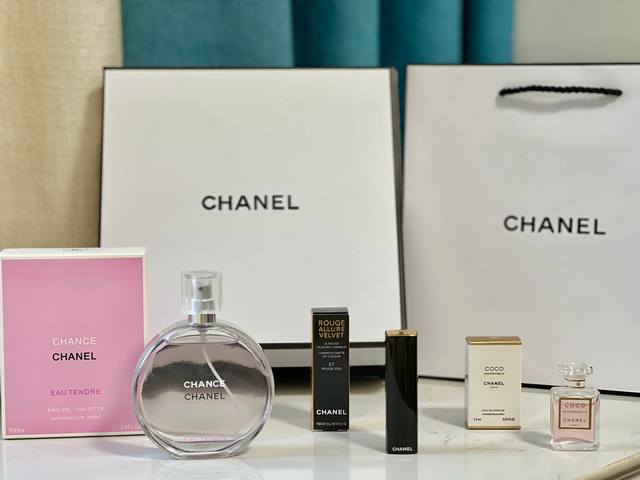 Chanel 香奈儿专柜限定礼盒 ！ 内含：香奈儿粉邂逅香水100Ml+N57#口红+附赠coco7.5Ml+爱心贺卡+灯串+拉菲草！邂逅你的爱，我想要把我钟爱