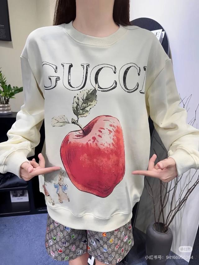 新款上新 刚刚到爆款2024推荐高版本gucci 古驰秋季彼得兔石墨水印花彩色大苹果卡通双兔子男女情侣款圆领长袖卫衣 流氓兔彩色前福水印花。衣服印花怎么洗也不会