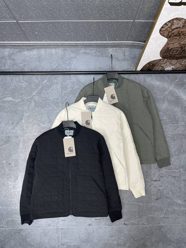 Carhartt Wip Fw24 Logo图案满印绗缝立领薄款棉服外套 ，定制辅料，三标齐全。 百年经典工装品牌carhartt于1889年创造传奇，于底特律