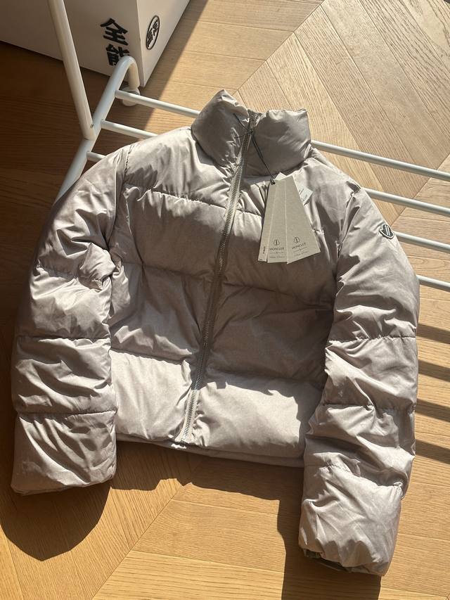 供 Moncler Genius X Rick Owens 联名款 Fw23 800蓬做旧尼龙 纯色绗缝立领羽绒服男女同款 1-3码 得物在售1W9,定织定染特