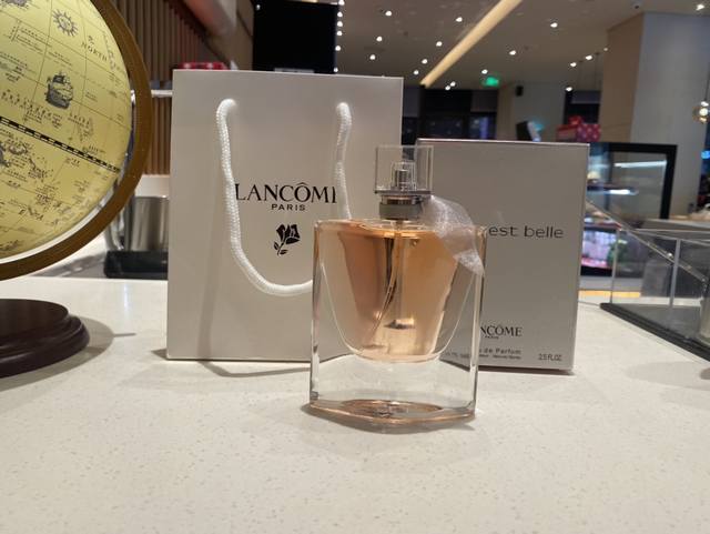 上新！ ，专柜版～配手袋lancome兰蔻 美丽人生香水花香版！规格：75Ml ，法国浪漫女士香氛前调：黑醋栗、梨；中调：鸢尾、茉莉、橙花；尾调：广藿香、零陵香