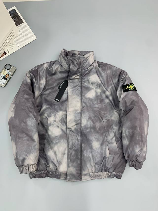 Stone Island 石头岛新款渲染色立领棉服外套 石头岛24Fw新品推荐 立领宽松棉服 宽松廓形的剪裁 袖口 下摆收紧设计 双门襟 插袋处醒目的口袋贴片