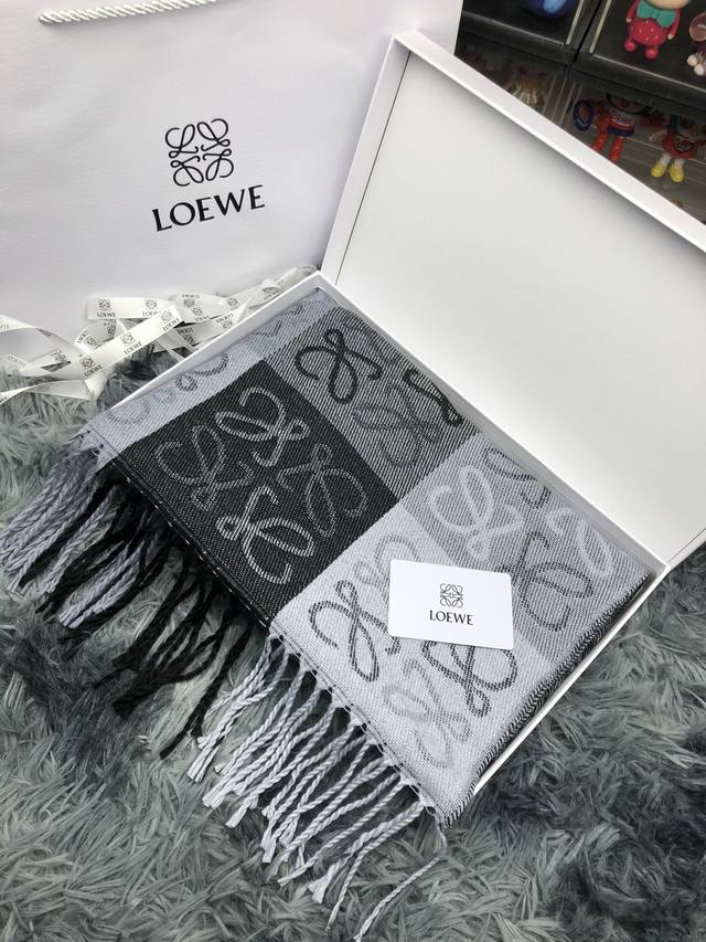 控 Loewe罗意威围巾顶级最高版本』 重磅来袭通过关系搞到一批海关扣押的罗意威围巾 全球最火的款式之一 可以承载岁月的经典之作 永不过时 独家渠道 全套包装发