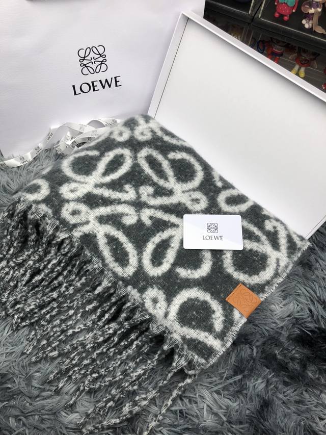 控 Loewe罗意威围巾顶级最高版本』 重磅来袭通过关系搞到一批海关扣押的罗意威围巾 全球最火的款式之一 可以承载岁月的经典之作 永不过时 独家渠道 全套包装发