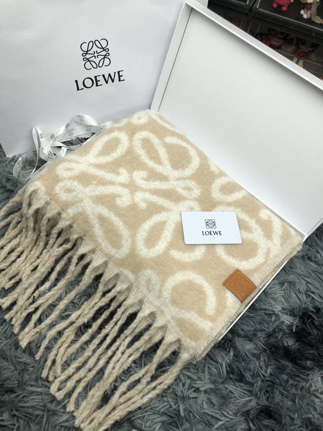 控 Loewe罗意威围巾顶级最高版本』 重磅来袭通过关系搞到一批海关扣押的罗意威围巾 全球最火的款式之一 可以承载岁月的经典之作 永不过时 独家渠道 全套包装发