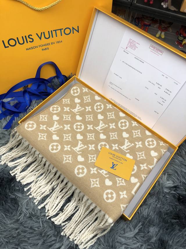 控 Louis Vuitton路易威登双面围巾顶级最高版本』 重磅来袭通过关系搞到一批海关扣押的lv围巾 全球最火的款式之一 可以承载岁月的经典之作 永不过时