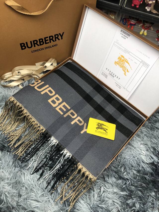 控 Burberry巴宝莉双面围巾顶级最高版本』 重磅来袭通过关系搞到一批海关扣押的巴宝莉围巾 全球最火的款式之一 可以承载岁月的经典之作 永不过时 独家渠道