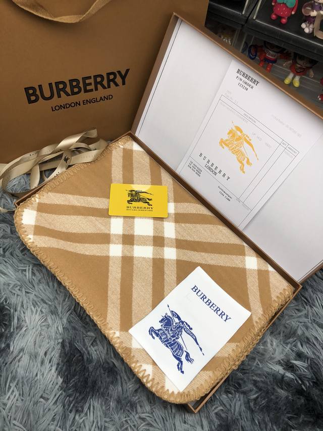 控 Burberry巴宝莉围巾顶级最高版本』 重磅来袭通过关系搞到一批海关扣押的巴宝莉围巾 全球最火的款式之一 可以承载岁月的经典之作 永不过时 独家渠道 全套