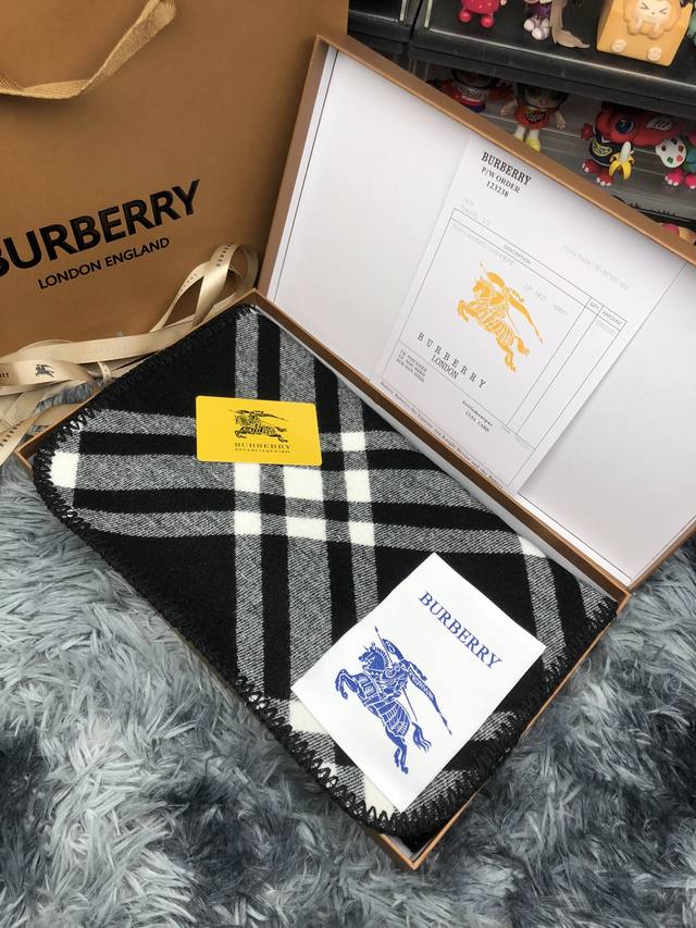 控 Burberry巴宝莉围巾顶级最高版本』 重磅来袭通过关系搞到一批海关扣押的巴宝莉围巾 全球最火的款式之一 可以承载岁月的经典之作 永不过时 独家渠道 全套