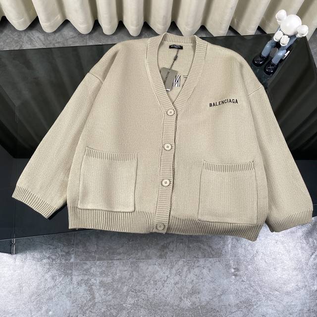 厚款 Balenciaga Fw23巴黎世家前后刺绣logo开衫毛衣外套 -对色定染羊毛混纺棉纱线，高克重高密度超高品质，毛料柔软细腻亲肤，触感软糯丝滑 -全部