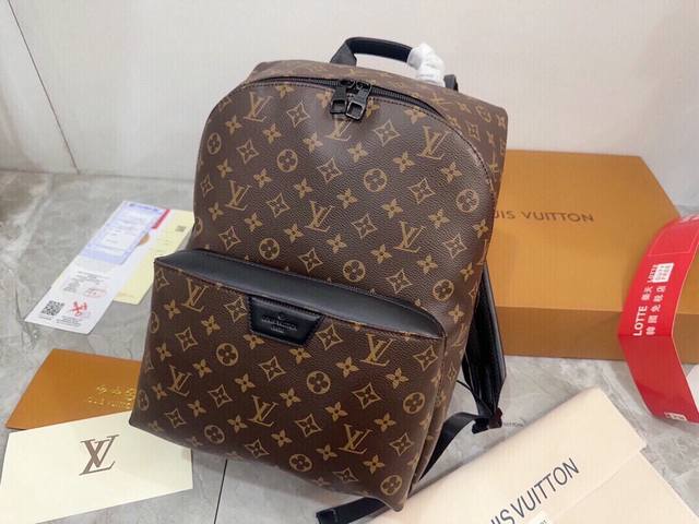 Louis Vuitton Discovery 双肩包 路易威登lv 专柜最新经典款老花双肩包，顶级品质，随意比对。风格休闲而精致，此款 Discovery 双