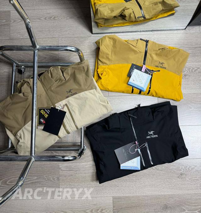 上新上新 -24Ss秋冬新款arcteryx 始祖鸟三合一可拆卸保暖抓绒内胆冲锋衣户外防风拼色夹克外套- 颜色：黑色 卡其色 黄色 尺码：M-4Xl 三合一可拆