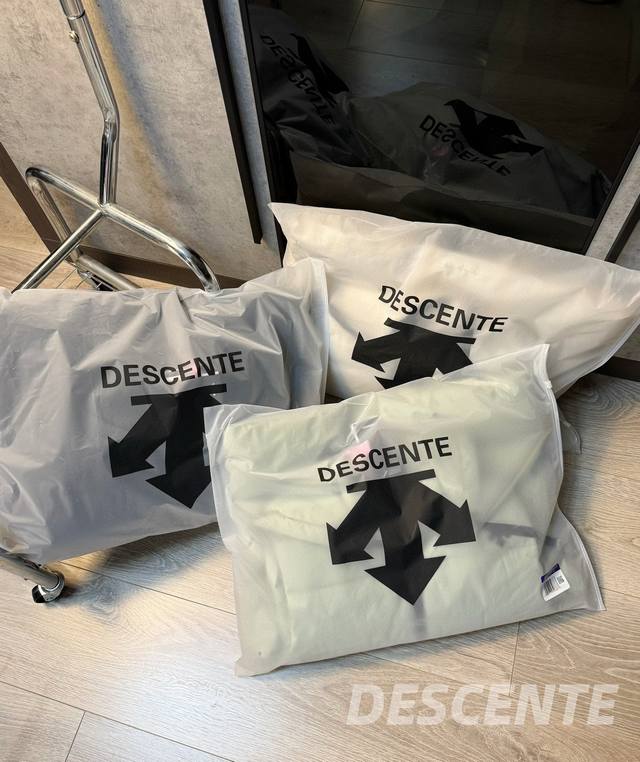 上新上新 -24Ss秋冬新款descente 迪桑特三色户外运动保暖连帽棉服马甲外套男女款- 颜色：黑色米白色绿色 尺码：L-5Xl 天气渐渐转凉算是给时尚一族