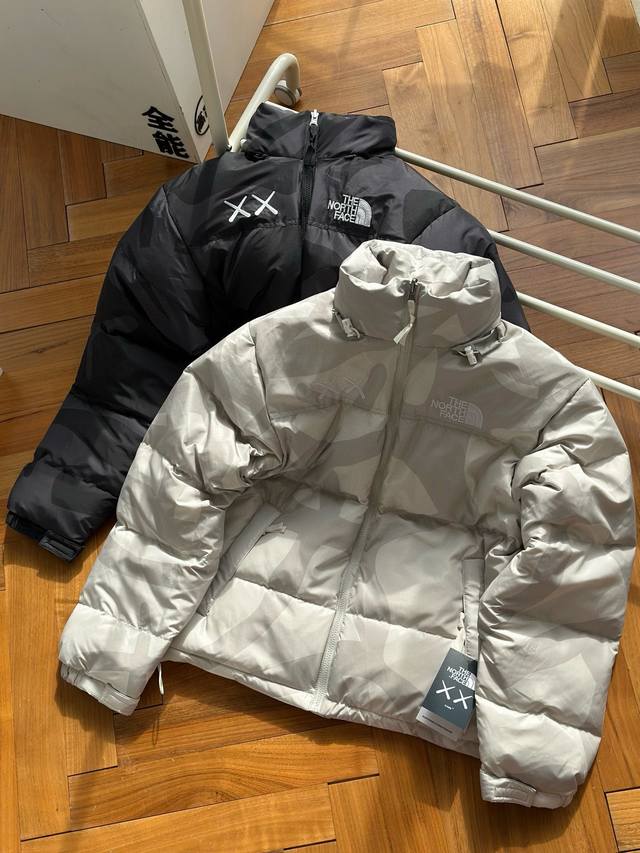 特价货足，可退换 特 The North Face X Xx Kaws 联名款 Fw22 1966 Nuptse Jacket 刺绣迷彩 立领羽绒服 男女同款高