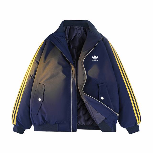 上新 Adidas 三叶草冬季新款男女款羽绒棉服！爆款上新！冬季衣橱必备的一款人气棉衣， 上身超级好看！ 纯天然手塞羽绒棉填充，每个部分充棉饱满 给人温暖的的视