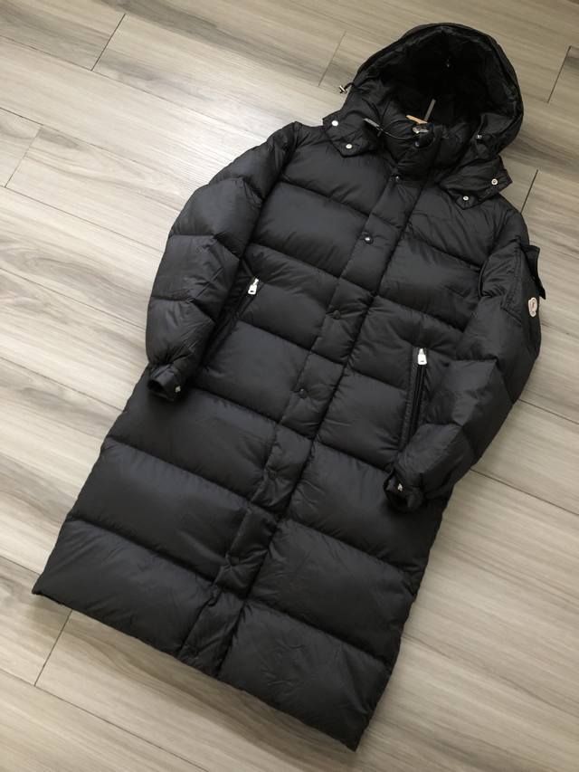 Moncler｜蒙口 Maya70周年限定 玛雅雾面 手臂口袋徽标刺绣男女款白鹅绒长款羽绒服夹克外套. 帽子可拆卸 颜色：黑色. 材质：Longue Saion