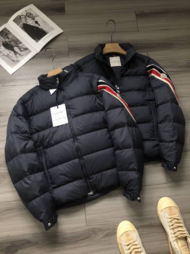 Moncler｜蒙口 Fw24 Solayan 玛雅雾面 手臂三色彩色织带徽标刺绣男女款白鹅绒 立领羽绒服. 颜色：午夜蓝. 材质：原版定织防风防水聚酯纤维面料