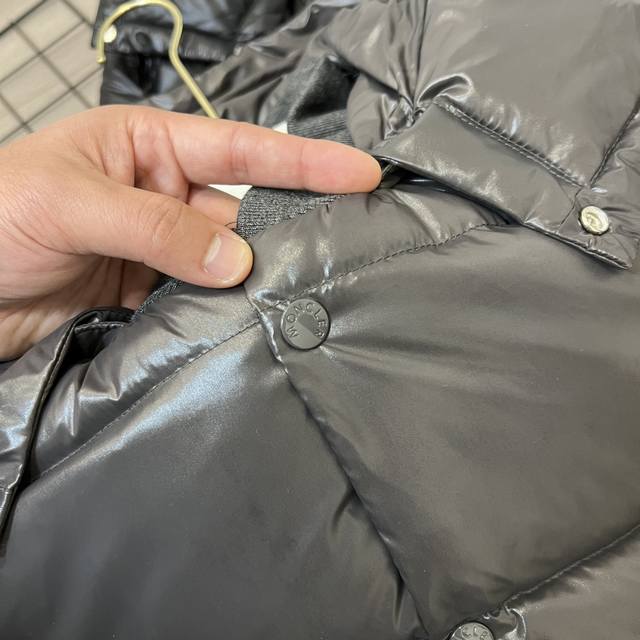 细节图！ 24Ss新款0Moncler 蒙口 Maljasset短款羽绒服夹克外套. 连帽可脱卸.脱卸后可变棒球领夹克外套. Maljasset短款羽绒夹克以当