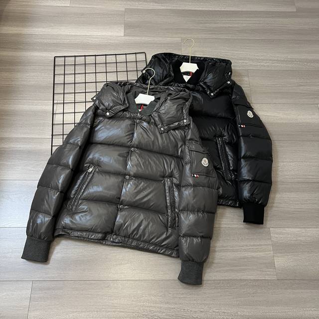 24Ss新款0Moncler 蒙口 Maljasset短款羽绒服夹克外套. 连帽可脱卸.脱卸后可变棒球领夹克外套. Maljasset短款羽绒夹克以当代视角诠释