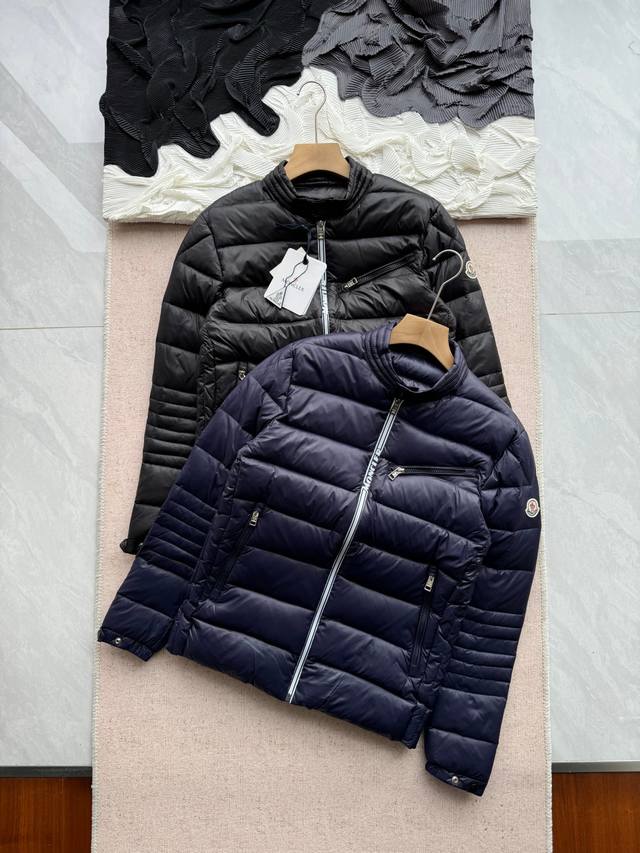 Moncler 蒙口 Caroux 压胶拉链 机车款羽绒服情侣款 黑色 藏青 1～5码 相当于s~Xxl 代购在售8000！20D复合尼丝纺面料，手感舒适度爆棚