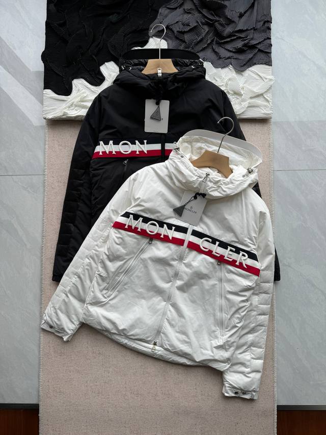 Moncler 蒙口 Olargues 胸前彩色织带刺绣 连帽羽绒服 黑色 白色 1～5码 代购在售13000！20D复合尼丝纺面料，手感舒适度爆棚，90超高克