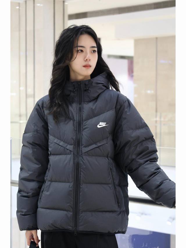 Nike Windrunner 风行者羽绒服 -Nike Windrunner风行者系列羽绒服 ①防风拒水: 采用storm-Fit等先进技术， 有效阻挡风力和