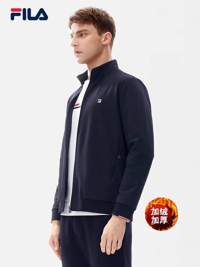 棉服版 24年冬季新品，Fila 斐乐专柜同步款！ 新款棉衣外套，立领设计，进口面料 前胸袋logo刺绣标，亮眼而又时髦。 袖口内置松紧橡筋，弹力收缩袖口，灵活