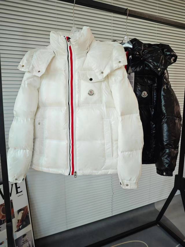 顶级版本，加厚款 Moncler 蒙口三色织带短款连帽羽绒服，Nfc芯片感应专柜同步在售，带nfc芯片识别，手机轻触自动进官网 超级经典常青款式，各大明星酷爱单