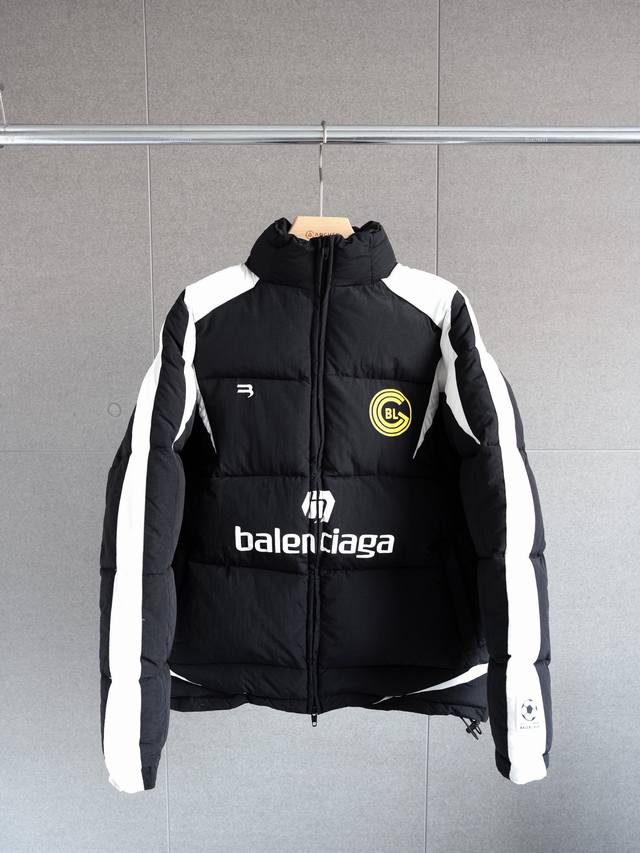 顶级定制单品 纯原级别 Balenciaga Blcg 23Fw 10号曼联足球棉服外套 男女通穿 - 颜色：黑色 - 尺码：Xs 46 S 48 M 50 L