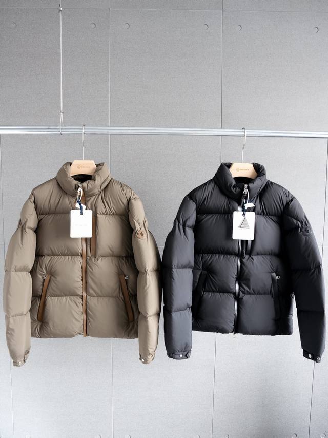 顶级国标90绒 Moncler Besbre 蒙口 24Fw立领隐藏连帽皮标羽绒服 - 颜色：黑色 棕色 - 尺码：1 2 3 4 5 尺码表 尺码