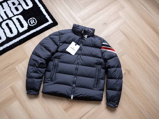 顶级鹅绒服 轻盈保暖 Moncler 盟可睐 Fw24 手臂三色织带徽标立领羽绒服 帽子可隐藏 - 颜色：藏青色 - 尺码： 1码 2码 3码 4码 上身推荐：