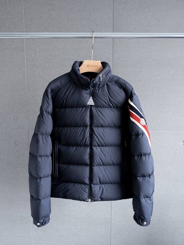 顶级鹅绒服 轻盈保暖 Moncler 盟可睐 Fw24 手臂三色织带徽标立领羽绒服 帽子可隐藏 - 颜色：藏青色 - 尺码： 1码 2码 3码 4码 上身推荐：