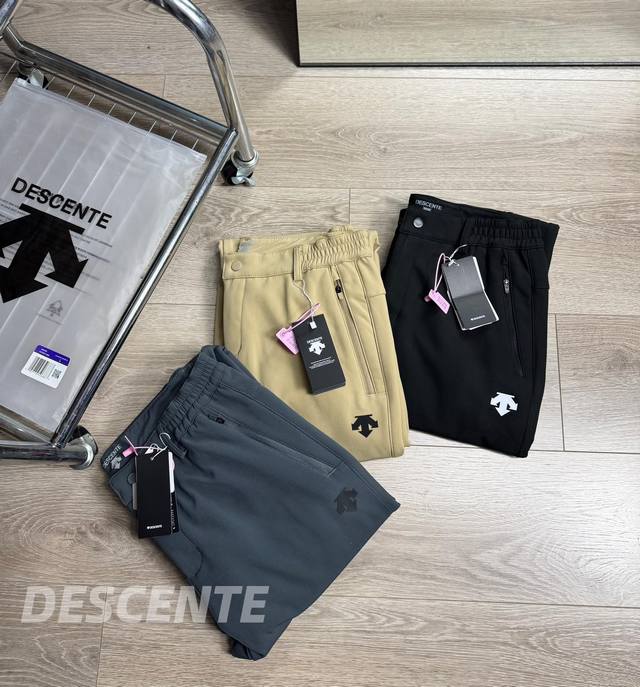 上新 -24Ss秋冬新款descente 迪桑特保暖加绒加厚款户外防风男士休闲长裤- 柜子热款！户外必入单品！裆部左右两侧设有加宽底裆加绒保暖面料 不闷热 不卡