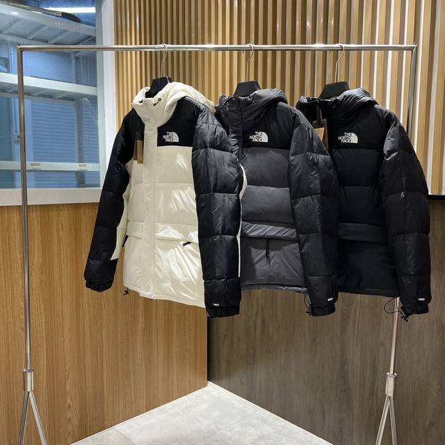 The North Face 北面喜玛拉雅美版防水羽绒服，面料采用袖子下半部分和胸口部分采用的涤纶耐磨防撕裂材质，其他部分和经典96款一样采用小格子尼龙面料。