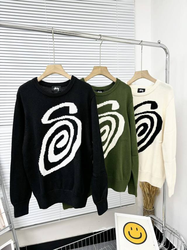 斯图西stussy S卷曲蚊香针织毛衣 胸前以品牌首字母s为载体设计的螺旋字母字体，采用进口全自动提花机，平整度细节度完美！！不漏针不漏线。选用羊仔毛纺织，完全