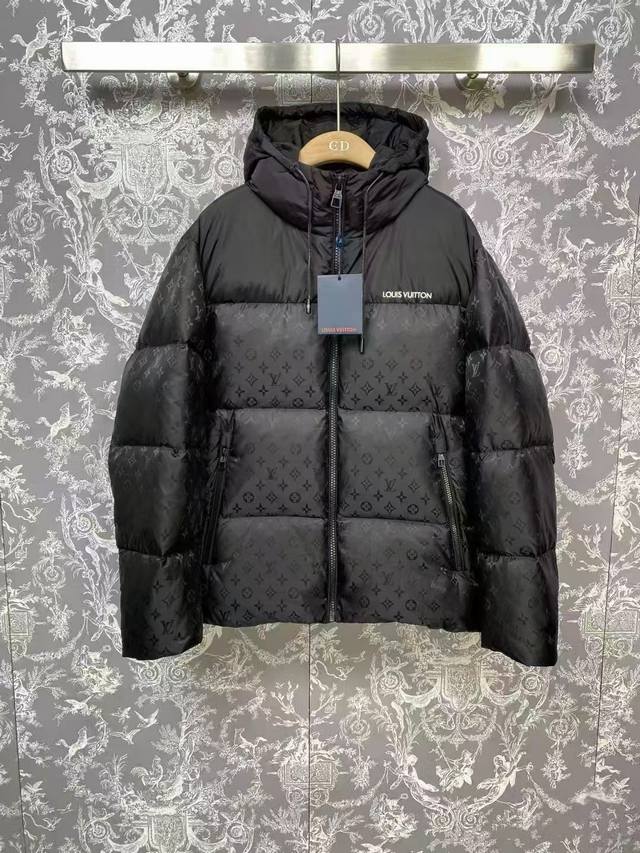 复刻版本 Louis Vuitton 路易威登经典满印logo 基础款连帽羽绒服！官网同步 男女同款！ 细节： 五金：电镀和用料到克重百分百还原 支持对比原版！