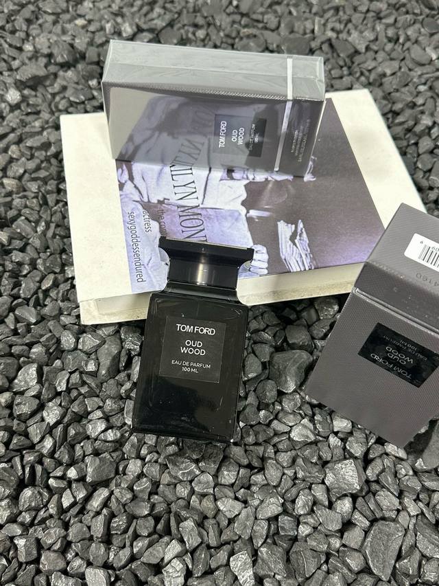 原装塑封 Tom Ford 汤姆 福特 Tf Oud Wood 乌木沉香 Ml - 留香时间超长edp热门的高级男士必备香！ 喷在身上简直就是“行走的人荷尔蒙”